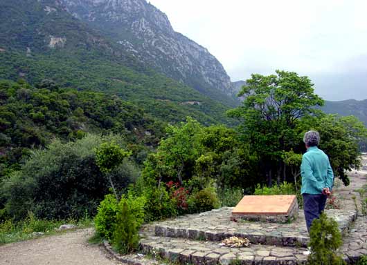 Memorial to 300 Spartans at Thermopylae Battle site - click to close