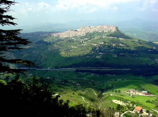 Hill-top town of Calascibetta near Enna - click to close