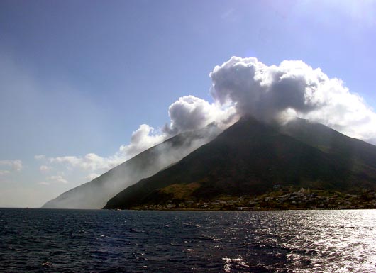 Volcanic gases streaming from Stromboli - click to close
